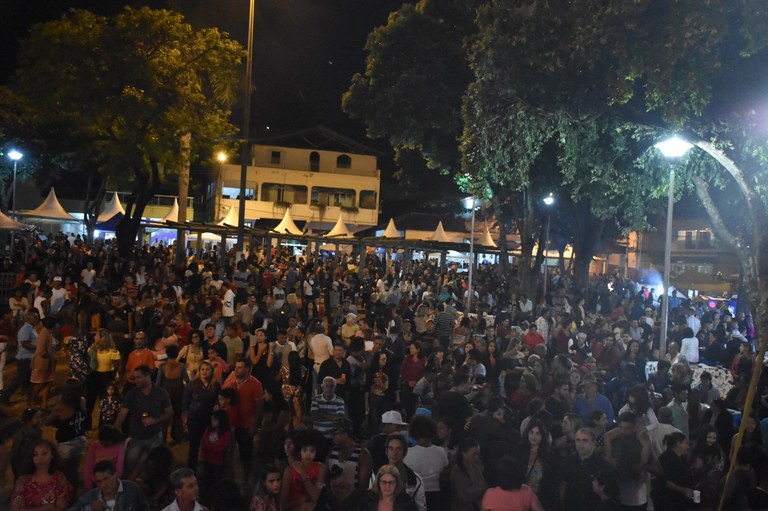 Praça 29 de Abril recebe iluminação de Natal em Timóteo – Jornal Bairros Net